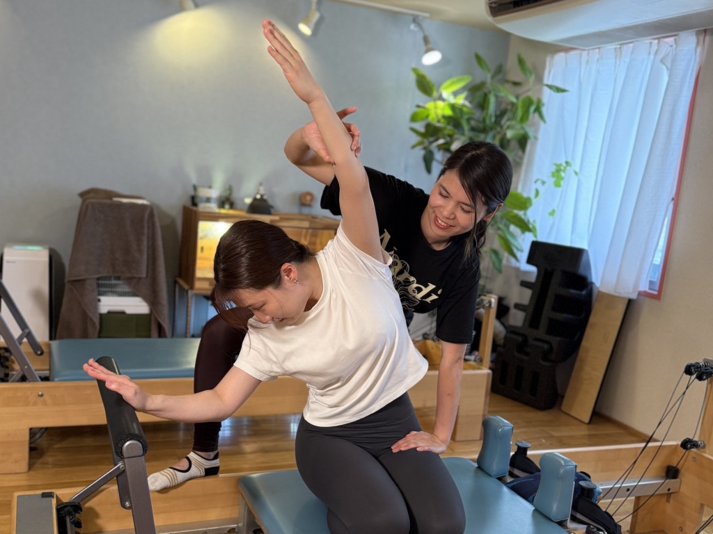 マシン養成コースでお互いに教え合ってる様子